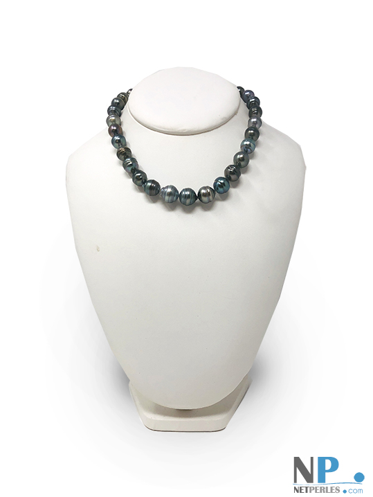 Collier de perles de Tahiti, noires, de formes baroques, surface cerclées, beaux diamètres de 10-12 mm
